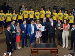 Tereza Nelma participa de pacto entre os poderes para cuidar da Primeira Infância