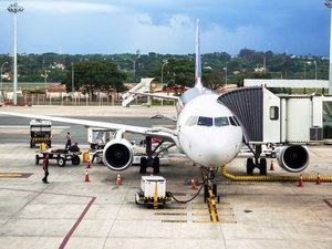 Aviões de passageiros poderão transportar pacientes com covid-19