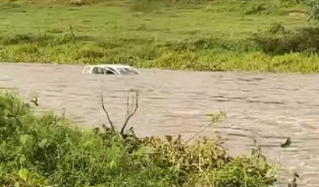 Motorista tem carro arrastado por correnteza no Rio Ipanema ao tentar passar por ponte submersa