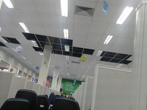 Placas do teto de empresa de call center caem durante temporal em Arapiraca