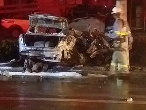 Motorista morre carbonizado após carro colidir com poste em Maceió