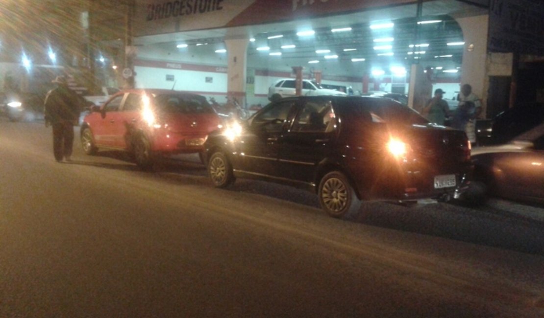 Três carros se envolvem em colisão na Avenida Marechal Deodoro