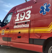 Colisão entre carro e moto deixa homem ferido no Centro de Palmeira dos Índios
