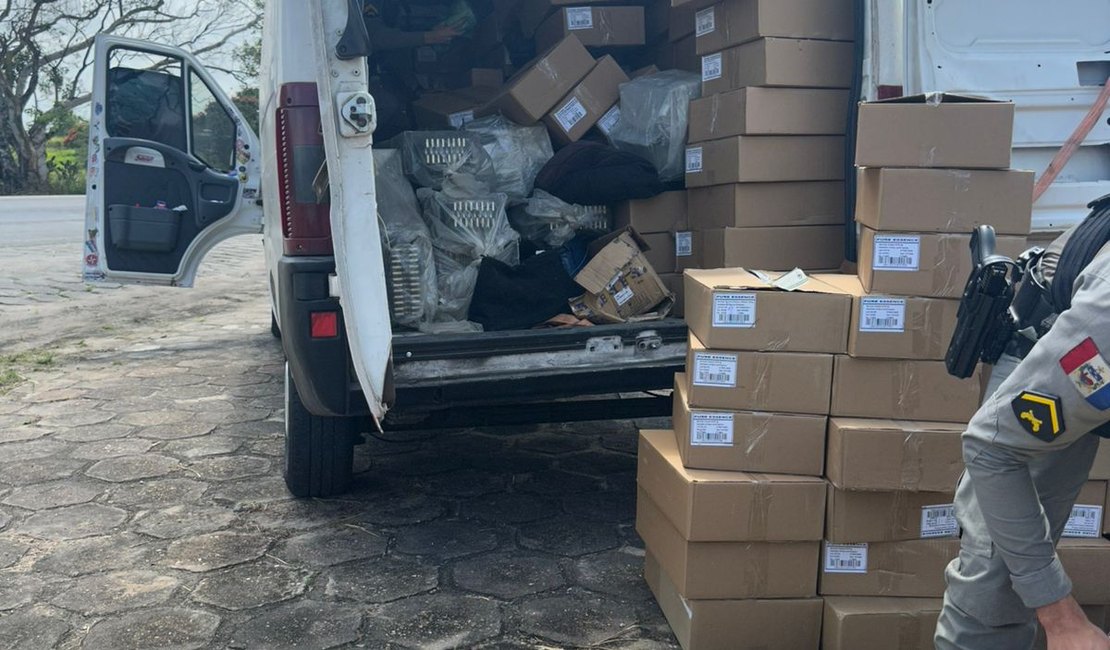 Quase uma tonelada de maconha é achada em caixas de papelão em São Sebastião
