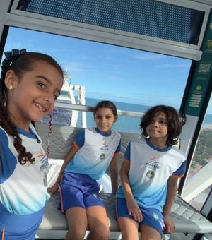 Estudantes de escola municipal participam de dia de lazer na roda-gigante
