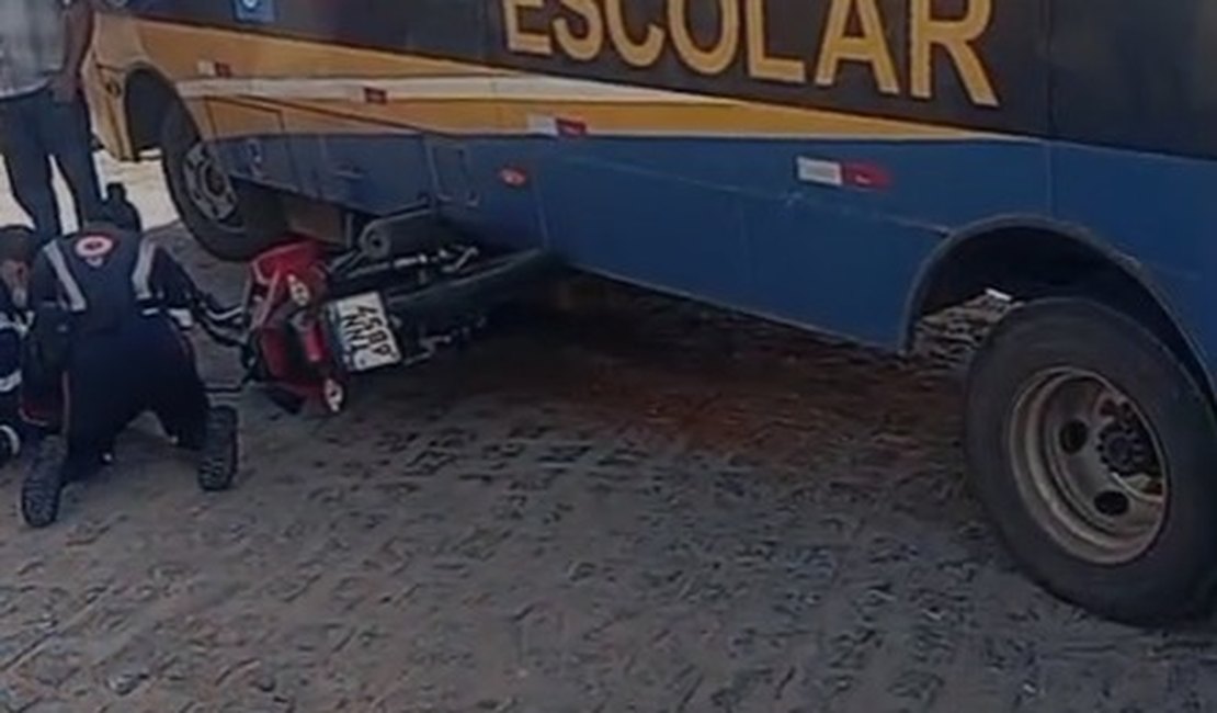 Motociclista fica ferido após colisão com ônibus escolar em Arapiraca
