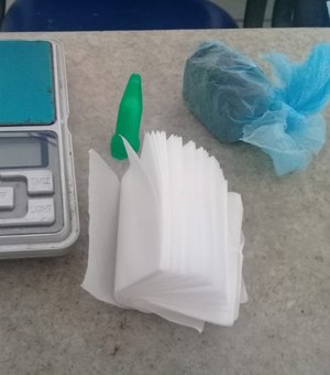 Jovem é preso por tráfico de drogas no Trapiche, em Maceió