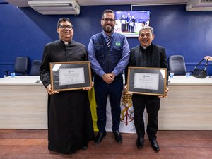 Leonardo Dias entrega honrarias a cônego Elison Silva e padre Francisco Guido