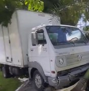 Carro e caminhão colidem na avenida Fernandes Lima e derrubam placas de sinalização