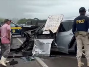 Colisão entre carro e caminhão deixa mulher gravemente ferida na BR-316, em Palmeira dos Índios