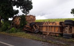 Caminhão canavieiro tomba na BR-316
