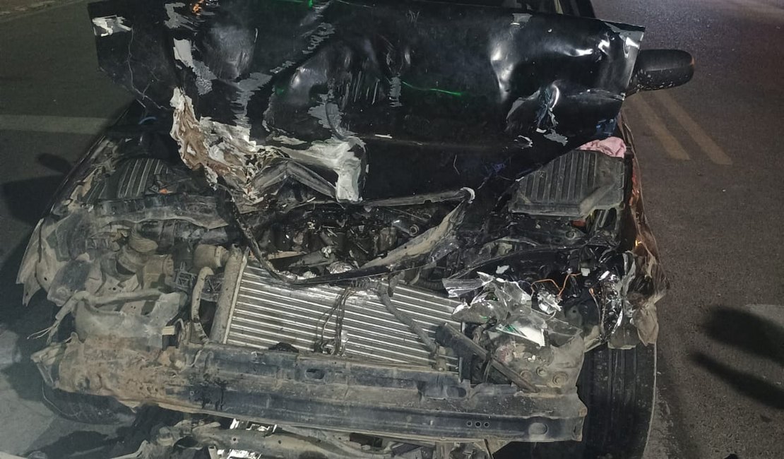 Colisão entre carro e caminhonete deixa idoso de 68 anos ferido em Delmiro Gouveia