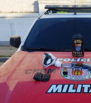 Polícia apreende drogas, arma e munições em residência no bairro Benedito Bentes, em Maceió