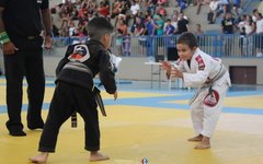 Criança luta em competição