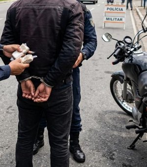 Motociclista é preso com drogas escondidas no corpo e mandado em aberto em Maceió