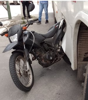 Motociclista colide contra ônibus no Trevo da Toca do Índio, em Penedo