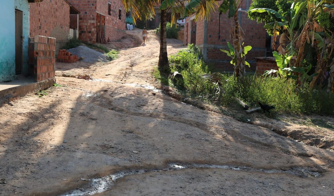 Moradores de comunidade de Maragogi sofrem com falta de pavimentação