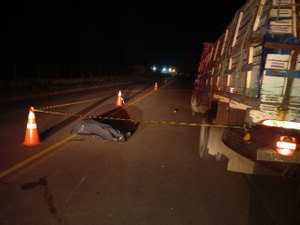 [Vídeo] Motociclista morre ao colidir na traseira de caminhão, em Taquarana