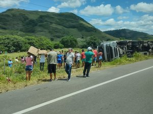 Carreta tomba e carga de óleo de soja é saqueada na BR-316