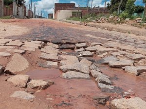 [Vídeo] Vazamento de água de tubulação da Casal danifica rua no Conjunto Nossa Senhora Aparecida em Arapiraca