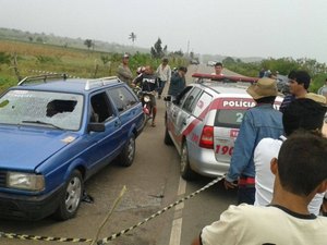 Homem é executado dentro de carro ao lado de sua mulher