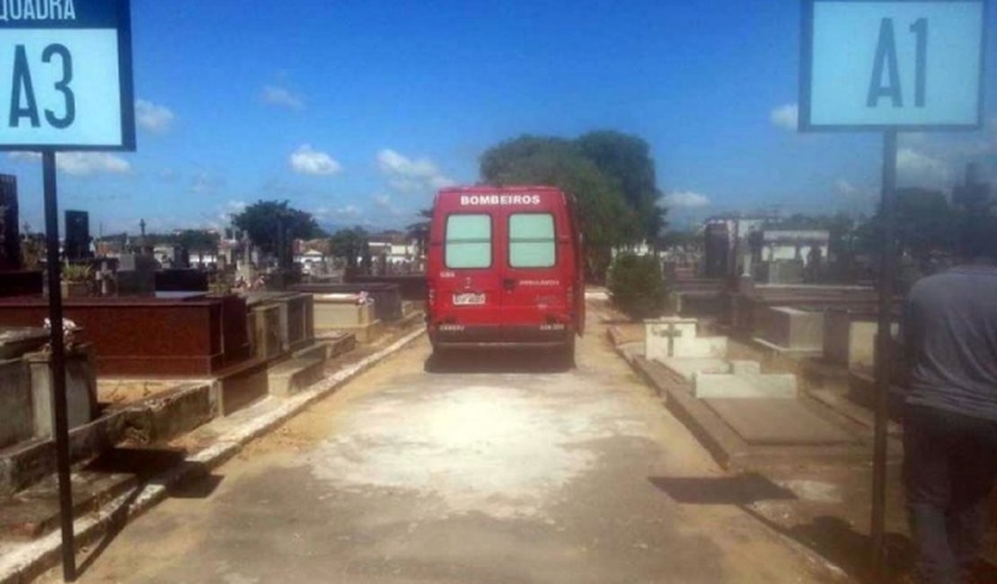 Homem é encontrado vivo dentro de túmulo