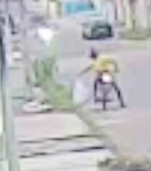 Câmeras flagram momento em que homem descarta feto em via pública de Delmiro Gouveia