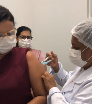 Parceria entre HE do Agreste e SMS de Arapiraca vacina profissionais contra influenza e sarampo