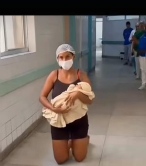 [Vídeo] Mãe sai ajoelhada para agradecer recuperação do filho em maternidade de Maceió