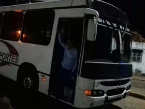 Ônibus escolar é alvo de criminosos em São Miguel dos Campos