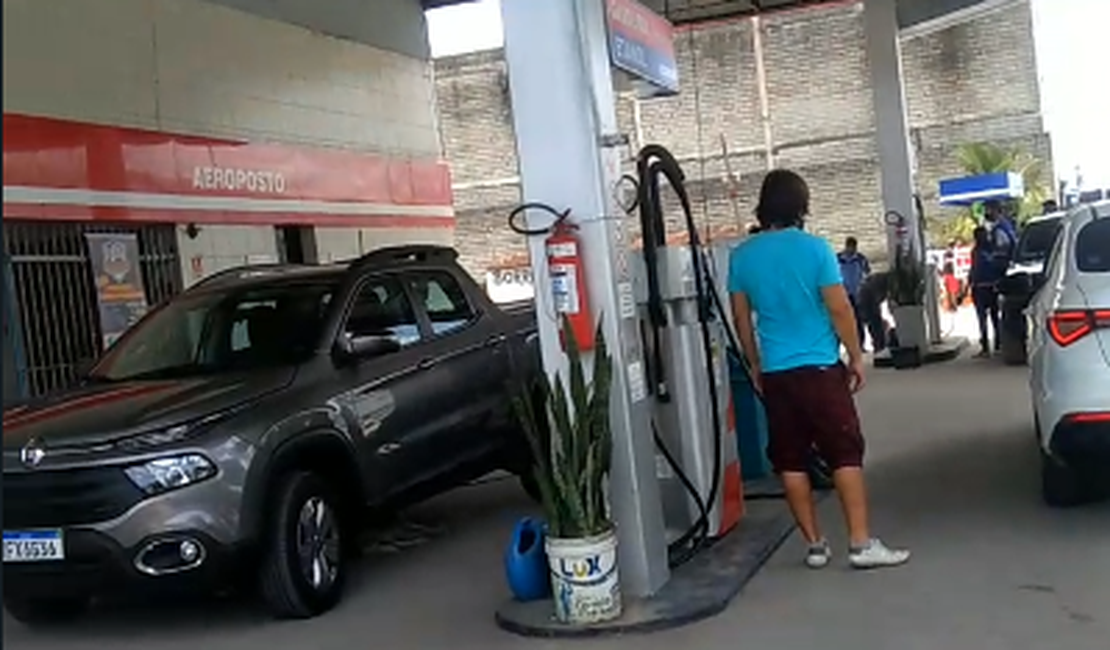 [Vídeo] Posto é interditado por vender etanol como se fosse gasolina, em Rio Largo