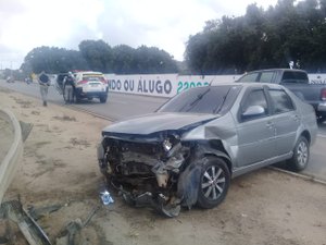 Carro com mãe e criança de colo se envolve em acidente grave