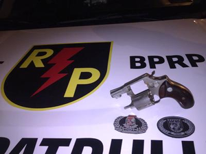 Adolescente é apreendido com arma de fogo escondida em guarda-roupa