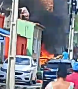 [Vídeo] Homem ateia fogo na própria residência no bairro Zélia Barbosa, em Arapiraca