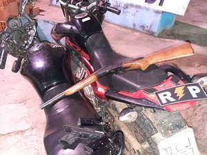Trio é detido por furto de motocicleta e posse ilegal de arma de fogo