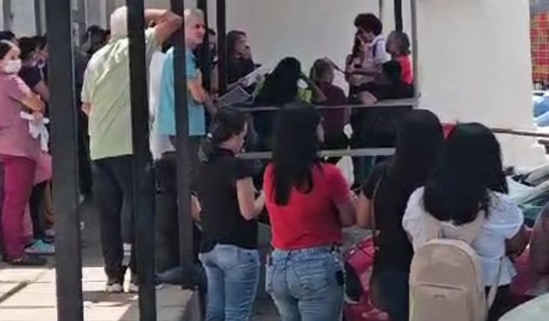 [Vídeo] Ambulatório será fechado para reforma e moradores protestam, em Maceió