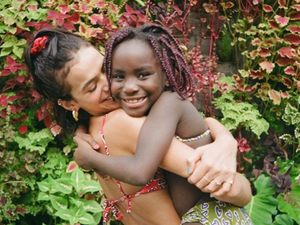 Bruna Marquezine é retratada por crianças refugiadas de projeto que apoia