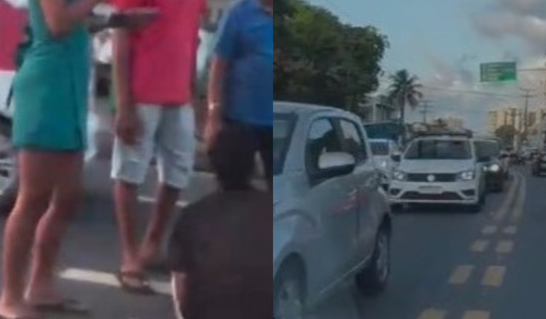 Colisão entre carros e moto deixa uma pessoa ferida na Av. Comendador Gustavo Paiva, em Maceió