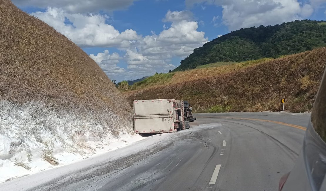Caminhão tomba na BR-416 no município de Colônia Leopoldina