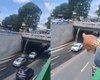 Homem se revolta após passar por baixo de viaduto e levar banho de esgoto em Maceió