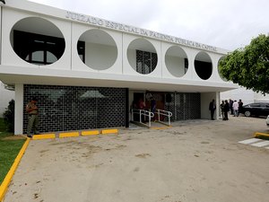 Criminosos abrem buraco em parede e furtam computador de Juizado