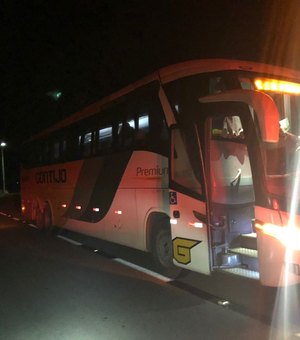 PRF frustra assalto a ônibus, liberta refém e recupera veículo, em Campo Alegre