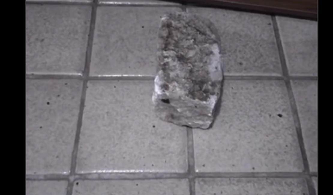 Com um paralelepípedo, criminosos quebram vitrine de loja no centro de Arapiraca e fazem arrastão