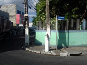 Motorista de caminhão perde controle e colide contra poste