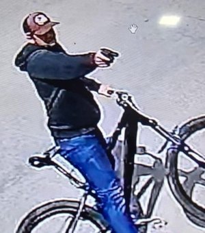 Câmeras flagram homem armado em bicicleta durante tentativa de assassinato no Poço