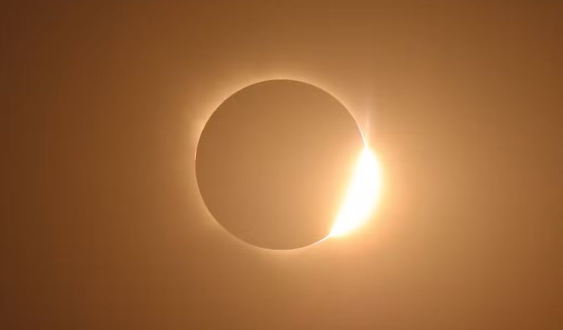 Fotógrafo brasileiro registra eclipse total na Espanha e flagra coroa solar