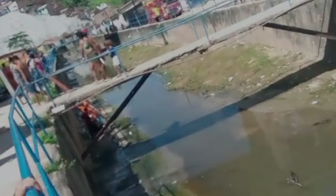 Mulher fica ferida após cair em riacho no Vale do Reginaldo, em Maceió