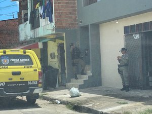 Jovem invade casa para fugir de perseguição mas é morto com tiros na cabeça no Clima Bom