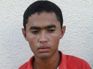 Polícia prende jovem e apreende menor com arma de fogo