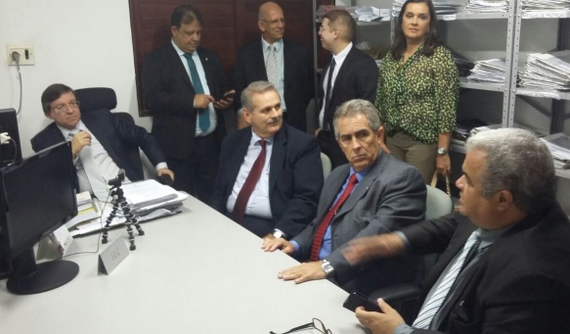 Presidente em exercício do TJ/AL visita Arapiraca e ouve reivindicações